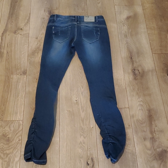 72D Skinny Jeans - Picture 3 of 9